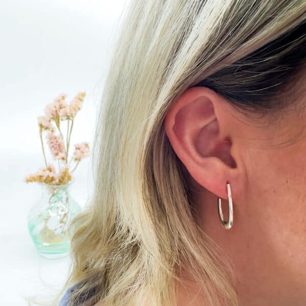 Fluid earrings in silver - Image 3